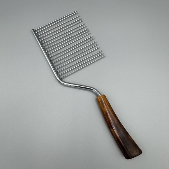 Vintage 1940s Cake Slicer Breaker with Swirled Caramel Bakelite Handle 18 Tines - Picture 5 of 6